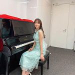 鷲見玲奈、ノースリーブドレスでピアノを弾く写真に「ピアニストみたい素敵」の声