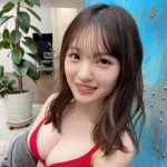 NMB48・新澤菜央、透明肌に映える赤ビキニでバレンタインを彩り！