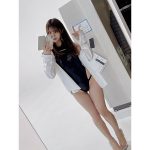 コスプレイヤー・さとはる、羽織シャツ着た競泳水着で魅せる透明美脚