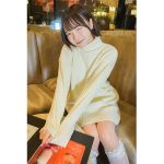 新谷姫加、ニットワンピースから美脚チラリ！可愛すぎるウインクに歓喜の声も