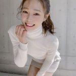 レースクイーン・橘香恋、タイトなミニスカニットワンピースで美脚チラリ