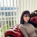 NMB48・上西怜、美麗な横顔＆美バストに見惚れるタートルネックのオフショットが話題「これは大人れーちゃん」