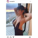 柳瀬さき、脇見せショットで魅せる美乳ラインにゾクゾク！