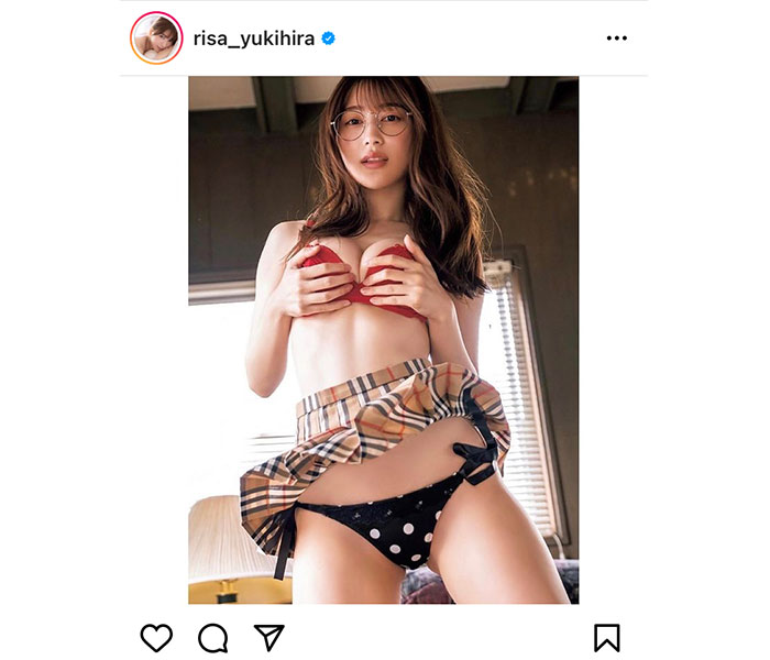 雪平莉左が美バスト鷲掴み！制服スカートからドット柄水着見せつけ