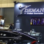 【大阪オートメッセ2022】T-DEMANDブースでモデル・Ai、可愛らしいレースクイーン風の衣装で美脚アピール!