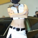 【大阪オートメッセ2022】T-DEMANDブースでモデル・Ai、可愛らしいレースクイーン風の衣装で美脚アピール！