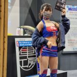【大阪オートメッセ2022】奥田千尋、里菜らイメージガールがセクシーすぎるミニスカヘソ出し衣装で登場！