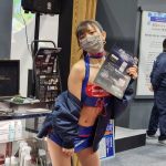 【大阪オートメッセ2022】奥田千尋、里菜らイメージガールがセクシーすぎるミニスカヘソ出し衣装で登場！