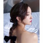 板野友美、ベッドで上半身裸の背中ショットを公開。