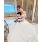 くみっきー、ウエディングドレス姿で愛息子を抱っこする幸せ溢れる2ショットを公開