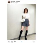 江野沢愛美が制服風ミニスカコーデで『絶対領域』披露！「脚長くて白くて綺麗」絶賛の声