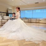 くみっきー、ウエディングドレス姿で愛息子を抱っこする幸せ溢れる2ショットを公開