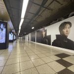 東方神起、ミニアルバム「Epitaph」の特大ボードが東京メトロ新宿駅に出現