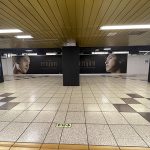 東方神起、ミニアルバム「Epitaph」の特大ボードが東京メトロ新宿駅に出現