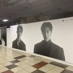東方神起、ミニアルバム「Epitaph」の特大ボードが東京メトロ新宿駅に出現