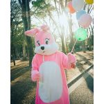 山田裕貴、逆光を浴びたピンクのウサギ着ぐるみ姿を公開