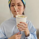 石川恋、カップ麵片手にくしゃくしゃ笑顔で幸せいっぱいな撮影オフショット公開