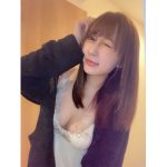 足立華、むちむちバスト見せるご褒美ショットでダイエット宣言！「応援してください」