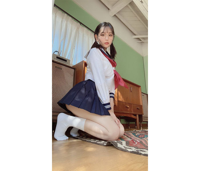 あまつまりな、見えそうで見えない！制服スカートから桃尻チラつかせ