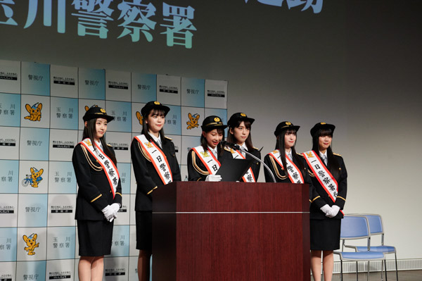 超ときめき♡宣伝部が一日警察署長に！『前みて右みて左みて』をパフォーマンス