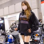 森美咲、ショートパンツ×ロングブーツで魅せる『絶対領域』披露！＜東京モーターサイクルショー2022＞