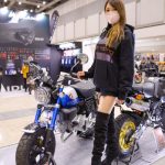 森美咲、ショートパンツ×ロングブーツで魅せる『絶対領域』披露！＜東京モーターサイクルショー2022＞