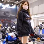 森美咲、ショートパンツ×ロングブーツで魅せる『絶対領域』披露！＜東京モーターサイクルショー2022＞