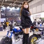 森美咲、ショートパンツ×ロングブーツで魅せる『絶対領域』披露！＜東京モーターサイクルショー2022＞