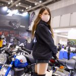 森美咲、ショートパンツ×ロングブーツで魅せる『絶対領域』披露！＜東京モーターサイクルショー2022＞