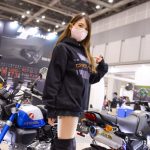 森美咲、ショートパンツ×ロングブーツで魅せる『絶対領域』披露！＜東京モーターサイクルショー2022＞