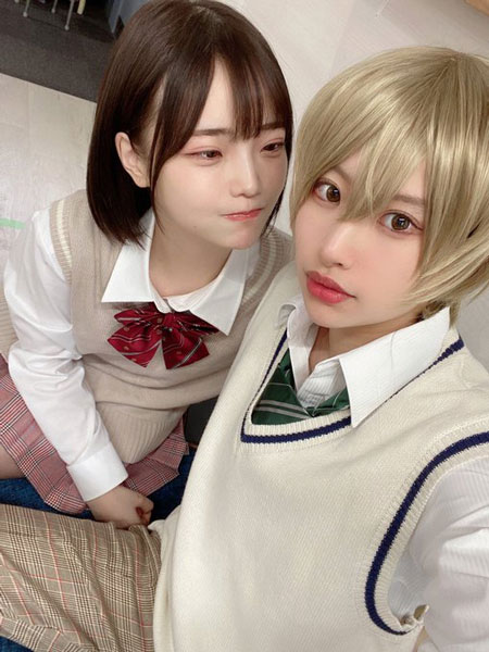 藤川らるむ、金髪のウィッグで男装！新谷姫加とのラブラブ2ショット公開