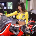 ERI、お腹チラ見せ＆ミニ丈衣装で美脚披露＜東京モーターサイクルショー2022＞