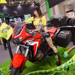 ERI、お腹チラ見せ＆ミニ丈衣装で美脚披露＜東京モーターサイクルショー2022＞