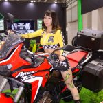 ERI、お腹チラ見せ＆ミニ丈衣装で美脚披露＜東京モーターサイクルショー2022＞