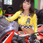 ERI、お腹チラ見せ＆ミニ丈衣装で美脚披露＜東京モーターサイクルショー2022＞