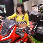 ERI、お腹チラ見せ＆ミニ丈衣装で美脚披露＜東京モーターサイクルショー2022＞