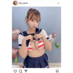 堀江りほ「癒されて」、セーラー服コスで美谷間披露！