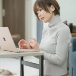 コスプレイヤー・いくみ、ニット姿で無防備すぎるリモート会議ショットに反響ぞくぞく！