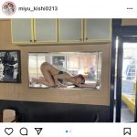 #ババババンビ・岸みゆ、出窓にすっぽり収まりS字ラインで魅了