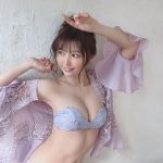 小日向ゆか、ふんわりバスト＆腹筋で魅せる美くびれボディ披露！