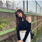 小山璃奈、肩出し春コーデをセクシーに着こなし