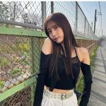 小山璃奈、肩出し春コーデをセクシーに着こなし