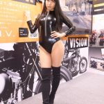 CLIPCLIP・南ゆうき、セクシーなハイレグボディスーツに熱視線！＜東京モーターサイクルショー2022＞