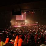 【ライブレポート】松本千夏、「サムライソニック」オープニングアクトとして登場！アコギの弾き語りで歌声を届ける＜SAMURAI SONIC Vol.2＞