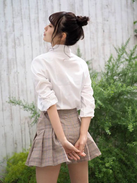 御寺ゆき、ミニスカ衣装で美脚チラリ「目に見える物が真実とは限らない・・・」
