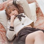 篠原みなみ、制服でソファーに寝そべる妄想シチュエーションにドキマギ