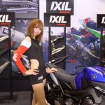 さおまる、バイクにまたがり衣装からくびれチラ見せ！＜東京モーターサイクルショー2022＞