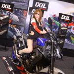 さおまる、バイクにまたがり衣装からくびれチラ見せ！＜東京モーターサイクルショー2022＞