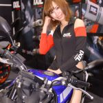 さおまる、バイクにまたがり衣装からくびれチラ見せ！＜東京モーターサイクルショー2022＞