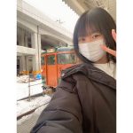 NGT48・佐藤海里、すっぴんで115系湘南色と貴重な2ショット公開！